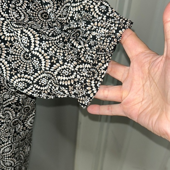 Ann Taylor Black and White Relaxed Flutter Sleeve Top - Picture 3 of 9